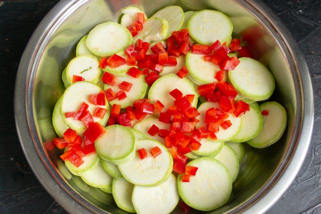 маринованные кабачки с сельдереем. kabachkovyiy salat na zimu s seldereem i pomidorami 08. маринованные кабачки с сельдереем фото. маринованные кабачки с сельдереем-kabachkovyiy salat na zimu s seldereem i pomidorami 08. картинка маринованные кабачки с сельдереем. картинка kabachkovyiy salat na zimu s seldereem i pomidorami 08. Лето – пора свежих овощей. Каждая хозяйка старается добавить в ежедневный рацион семейства как можно больше сезонных продуктов. Кабачки, появляющиеся на прилавках в начале лета, отличная возможность разнообразить рацион и пополнить организм полезными веществами.