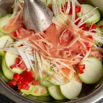маринованные кабачки с сельдереем. kabachkovyiy salat na zimu s seldereem i pomidorami 09. маринованные кабачки с сельдереем фото. маринованные кабачки с сельдереем-kabachkovyiy salat na zimu s seldereem i pomidorami 09. картинка маринованные кабачки с сельдереем. картинка kabachkovyiy salat na zimu s seldereem i pomidorami 09. Лето – пора свежих овощей. Каждая хозяйка старается добавить в ежедневный рацион семейства как можно больше сезонных продуктов. Кабачки, появляющиеся на прилавках в начале лета, отличная возможность разнообразить рацион и пополнить организм полезными веществами.