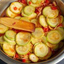 маринованные кабачки с сельдереем. kabachkovyiy salat na zimu s seldereem i pomidorami 11. маринованные кабачки с сельдереем фото. маринованные кабачки с сельдереем-kabachkovyiy salat na zimu s seldereem i pomidorami 11. картинка маринованные кабачки с сельдереем. картинка kabachkovyiy salat na zimu s seldereem i pomidorami 11. Лето – пора свежих овощей. Каждая хозяйка старается добавить в ежедневный рацион семейства как можно больше сезонных продуктов. Кабачки, появляющиеся на прилавках в начале лета, отличная возможность разнообразить рацион и пополнить организм полезными веществами.