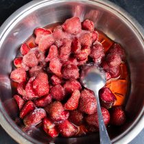 Ставим ягоды на плиту, нагреваем до кипения на умеренном огне, варим 5 минут