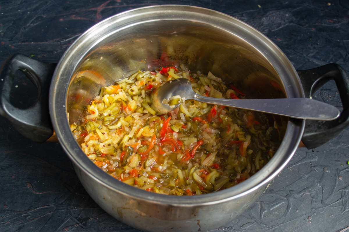 Перекладываем овощи в кастрюлю с уксусом, нагреваем до кипения и готовим 15 минут