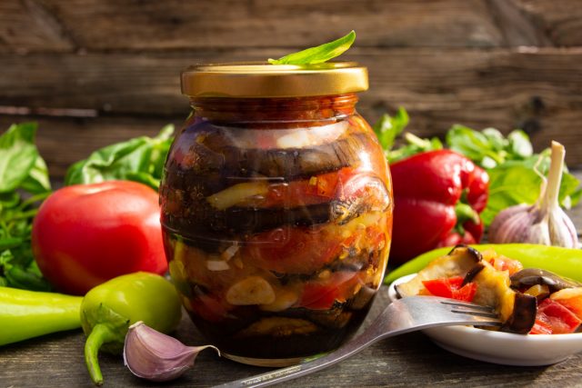 Салат из баклажанов с овощным соусом на зиму — вкусно и просто Салат из баклажанов с овощным соусом на зиму — вкусно и просто
