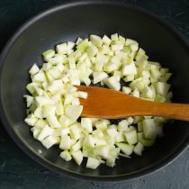 Кладём порезанный маленькими кубиками патиссон в кастрюлю Кладём порезанный маленькими кубиками патиссон в кастрюлю