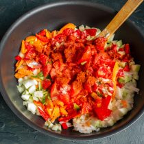 Насыпаем молотую сладкую паприку, соль и сахар по вкусу Насыпаем молотую сладкую паприку, соль и сахар по вкусу