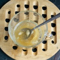 Vierta la gelatina en polvo con agua, déjela por 20 minutos. Vierta la gelatina en polvo con agua, déjela por 20 minutos.