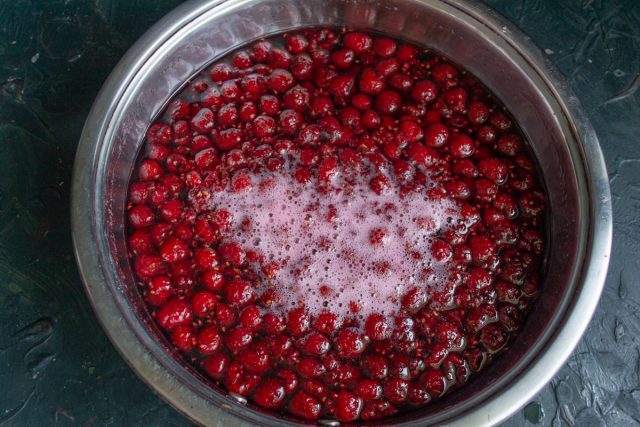 Dejar actuar de 10 a 15 minutos, retirar la espuma con una cuchara limpia y seca. Dejar actuar de 10 a 15 minutos, retirar la espuma con una cuchara limpia y seca.