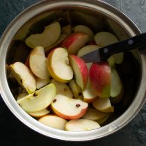 Яблоки моем и нарезаем дольками