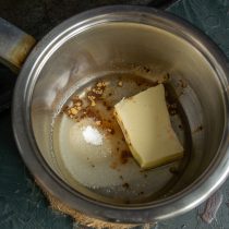 В сотейник кладём сливочное масло, добавляем растительное, сахарный песок, щепотку соли и молотую корицу