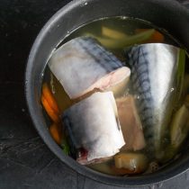 Скумбрию разрезаем на три части, кладём в кипящий бульон Скумбрию разрезаем на три части, кладём в кипящий бульон