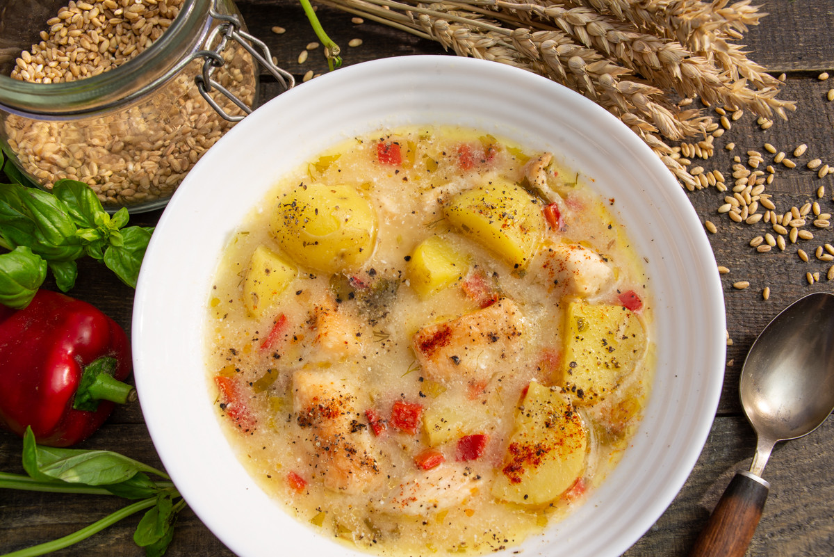 суп с полбой и курицей. belyiy kartofelnyiy sup s kuritsey i polboy 01. суп с полбой и курицей фото. суп с полбой и курицей-belyiy kartofelnyiy sup s kuritsey i polboy 01. картинка суп с полбой и курицей. картинка belyiy kartofelnyiy sup s kuritsey i polboy 01. Сегодня мы приготовим рассольник, но не обычный, с перловкой, а с древней пшеницей полбой. «Жевательная» текстура полбы отлично подходит для супов, рассольник с полбой – не исключение. Мы предлагаем Вам три рецепта рассольника с полбой и солеными огурцами.