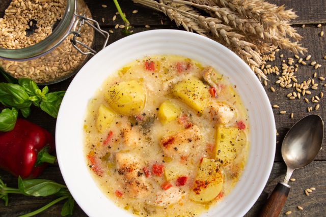 Белый картофельный суп с курицей и полбой Белый картофельный суп с курицей и полбой
