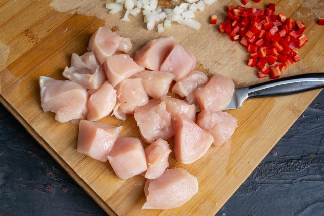 суп с полбой и курицей. belyiy kartofelnyiy sup s kuritsey i polboy 06. суп с полбой и курицей фото. суп с полбой и курицей-belyiy kartofelnyiy sup s kuritsey i polboy 06. картинка суп с полбой и курицей. картинка belyiy kartofelnyiy sup s kuritsey i polboy 06. Сегодня мы приготовим рассольник, но не обычный, с перловкой, а с древней пшеницей полбой. «Жевательная» текстура полбы отлично подходит для супов, рассольник с полбой – не исключение. Мы предлагаем Вам три рецепта рассольника с полбой и солеными огурцами.