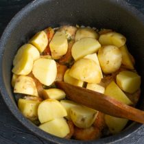 суп с полбой и курицей. belyiy kartofelnyiy sup s kuritsey i polboy 09. суп с полбой и курицей фото. суп с полбой и курицей-belyiy kartofelnyiy sup s kuritsey i polboy 09. картинка суп с полбой и курицей. картинка belyiy kartofelnyiy sup s kuritsey i polboy 09. Сегодня мы приготовим рассольник, но не обычный, с перловкой, а с древней пшеницей полбой. «Жевательная» текстура полбы отлично подходит для супов, рассольник с полбой – не исключение. Мы предлагаем Вам три рецепта рассольника с полбой и солеными огурцами.