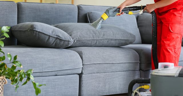 Обработка дивана пылесосом