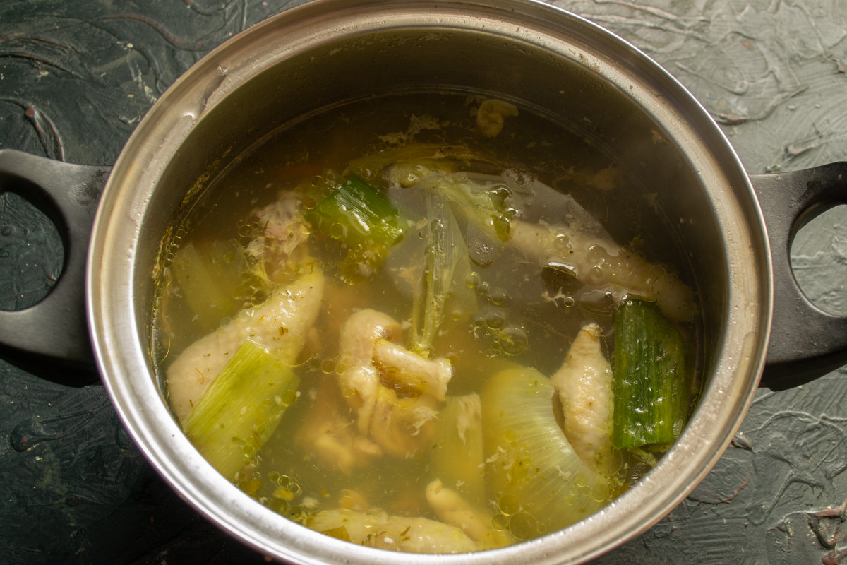 Бульон свиной в кастрюле. Как сварить бульон из филе. Бульон с манкой. Свиной бульон. Как сварить бульон из филе.