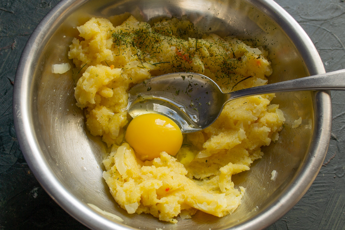 манные клёцки. бульон с клёцками. клецки из каши. суп с манкой. клецки из манки для супа рецепт приготовления.