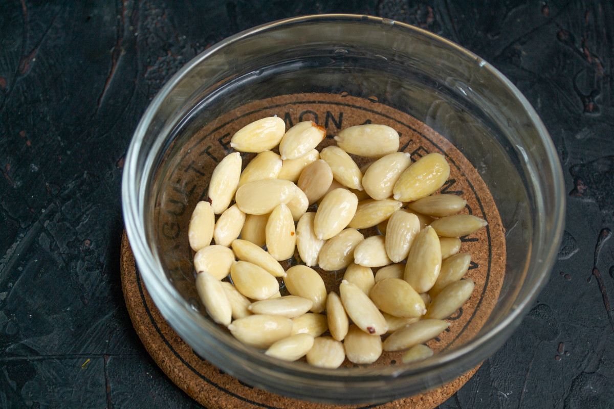 миндальное молоко. миндаль сорт карамель. миндаль азербайджанский. фундук петрович с миндалем. миндаль на темном фоне.