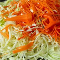 Режем морковку соломкой, смешиваем с капустой