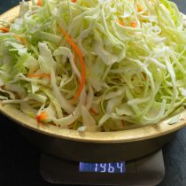Измельченные овощи перекладываем в большую кастрюлю или таз, взвешиваем