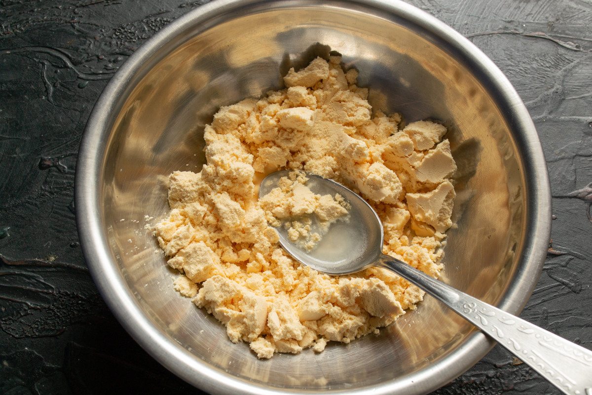 тесто для блинчиков на воде. блины на яичном порошке. миска с яйцами для блинов. тесто на блины на молоке с яйцами. блины на яичном порошке.