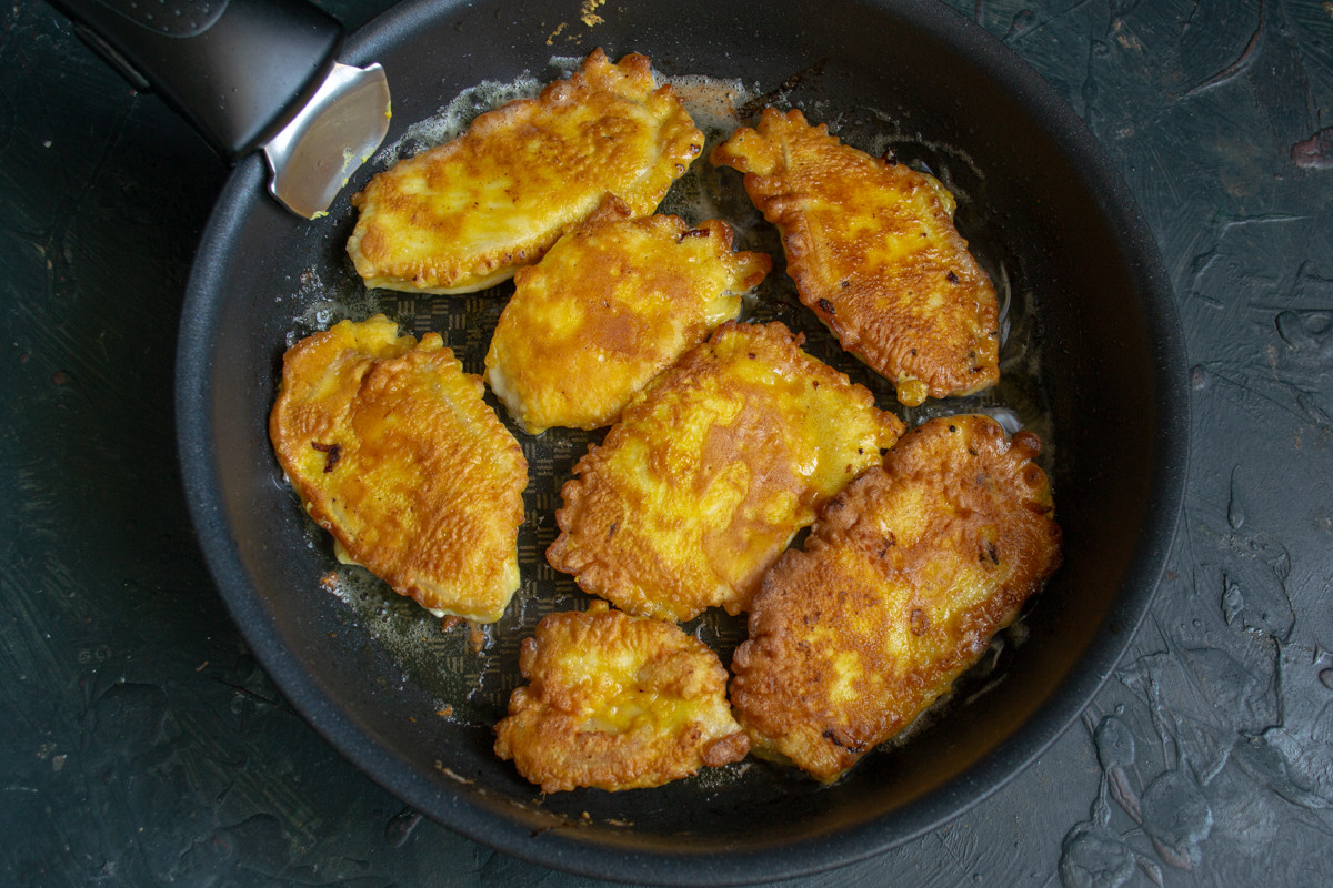 Грудка в кляре на сковороде. Куриная грудка в кляре на сковороде рецепт. Куриная грудка в кляре на сковороде рецепт с фото пошагово. Грудка в кляре на сковороде пошаговое фото.