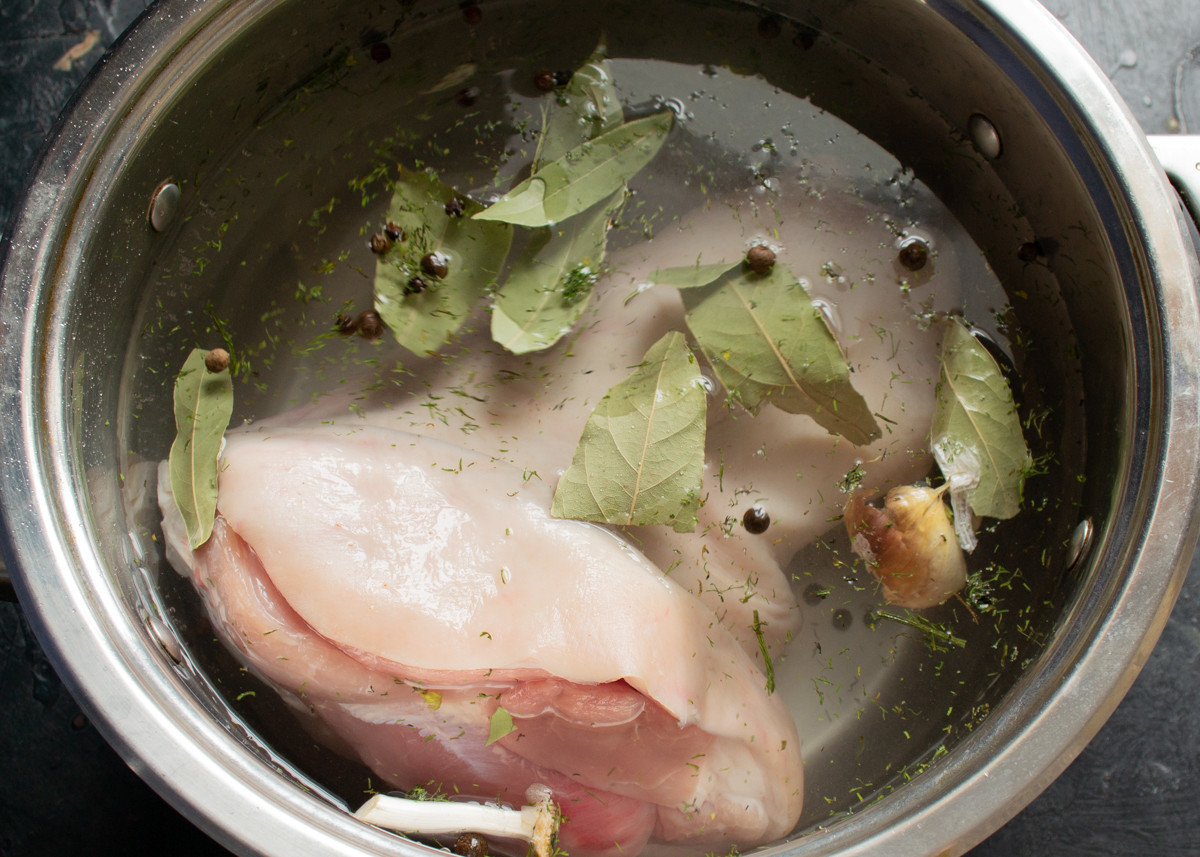 Наливаем холодную воду, добавляем сушеный укроп и петрушку, насыпаем соль