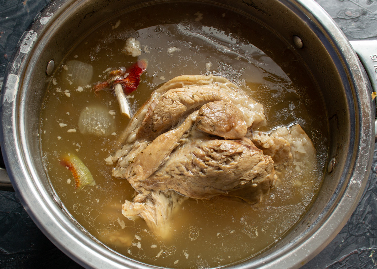 Кладём разрезанную пополам луковицу вместе с шелухой, нагреваем до кипения и готовим на самом маленьком огне 