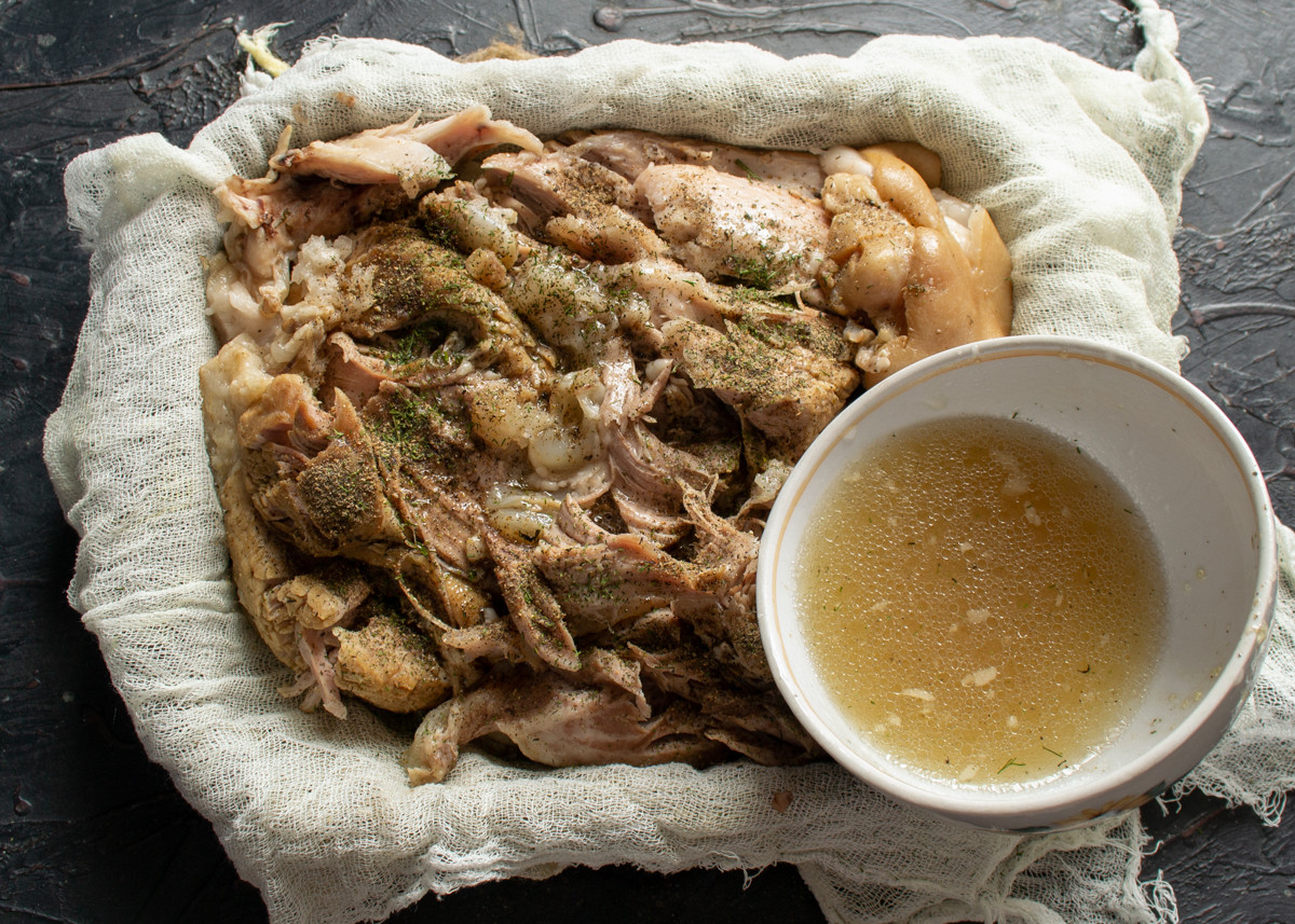 Нагреваем до кипения ещё 50 г бульона, перемешиваем с набухшим желатином и выливаем на мясо