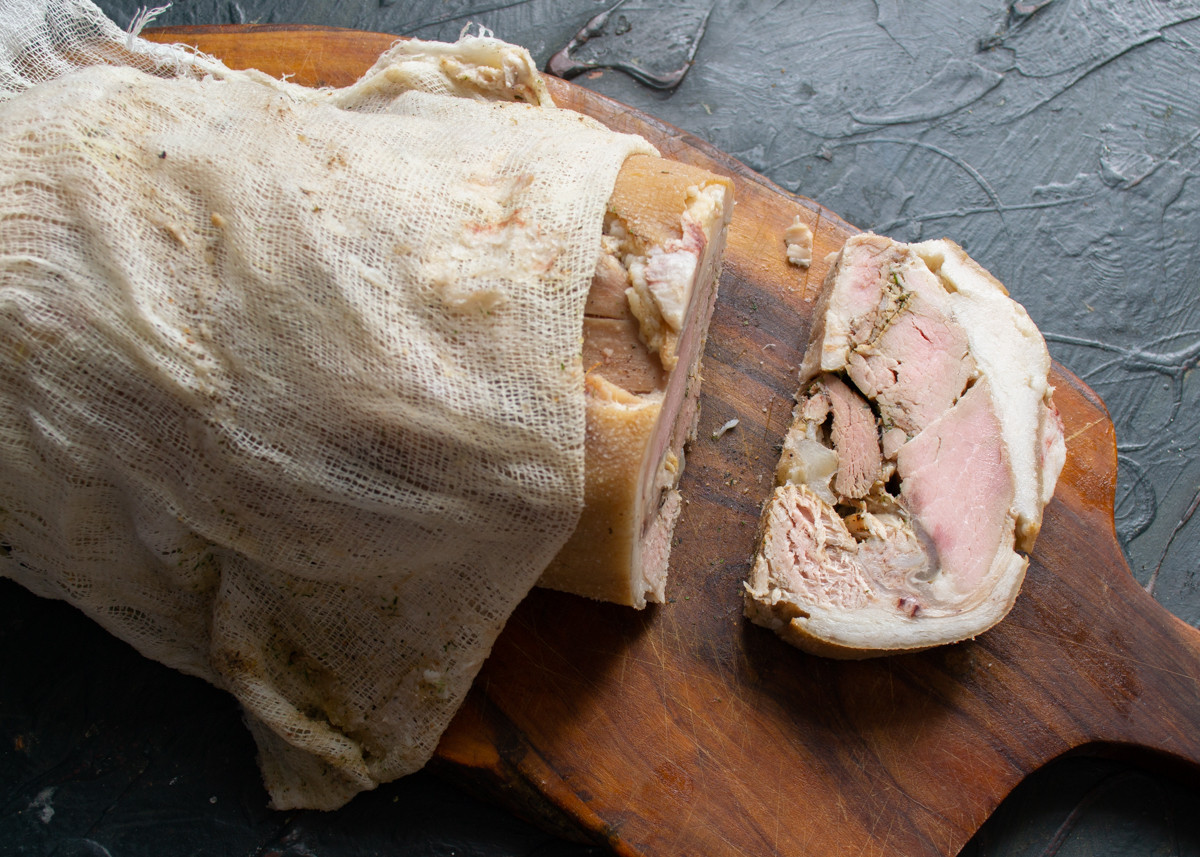 Вареный рулет из свиной рульки с желатином готов