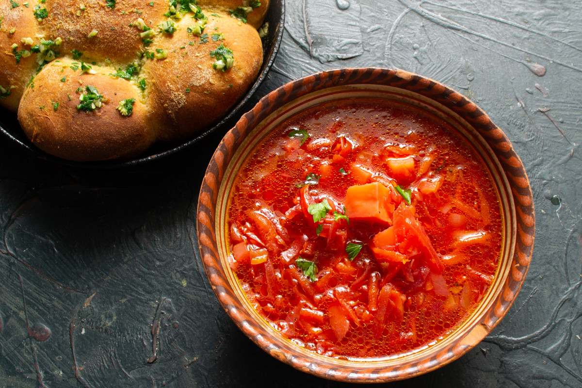 Борщ с чесноком рецепт. Борщ с пампушками. Чесночные пампушки к борщу. Пампушки с чесноком к борщу. Борщ с чесночными пампушечками.